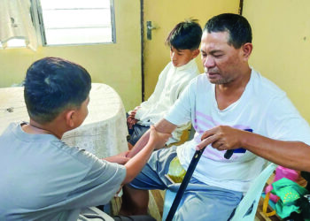 FAISAL Inwar Badaruddin (kanan) bersama anak bongsunya, Arif Mifzal Faisal (kiri) sambil diperhatikan Rayyan Darwisy Faisal ketika ditemui 
di rumah mereka di Sungai Pinang, Pulau Pinang, semalam.