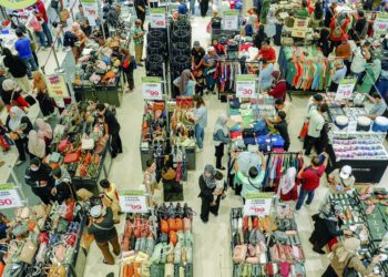 ORANG ramai membeli pakaian bagi persiapan menjelang Hari Raya Aidilfitri di Kompleks Sogo, Jalan Tuanku
Abdul Rahman, Kuala Lumpur. – UTUSAN/ISKANDAR ISHAK