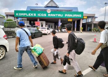 SEBAHAGIAN warganegara Thailand pulang ke kampung halaman mereka melalui pintu sempadan Malaysia-Thailand di  Kompleks Imigresen, Kastam, Kuarantin dan Keselamatan (ICQS) Rantau Panjang, Kelantan, baru-baru ini. - UTUSAN/ROHANA ISMAIL.