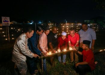 PENDUDUK pelbagai kaum bersama menyalakan pelita panjut di sekitar kawasan taman perumahan Medan Klebang Pertama di  Ipoh, Perak kelmarin. – UTUSAN/MUHAMAD NAZREEN SYAH MUSTHAFA