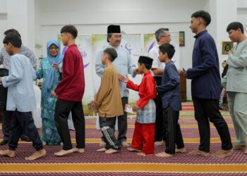 JOHARI Abdul Ghani (tengah) menyerahkan sumbangan kepada anak yatim pada Program Ikhlas Gema Ramadan 2025 anjuran Padiberas Nasional Berhad (BERNAS) bersama Asnaf di PPR Hiliran Ampang.-UTUSAN/FARIZ RUSADIO