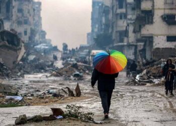 SEORANG lelaki berjalan di kawasan bangunan kediaman runtuh di utara Gaza yang dibedil tentera Israel.- Foto AFP