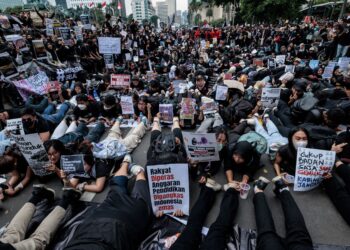 PENUNJUK perasaan memegang plakad menuntut kerajaan meneliti semula dasar-dasar yang dilaksanakan demi kesejahteraan rakyat di Jakarta pada 21 Februari lalu. 
– AFP