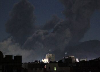 KEPULAN asap hitam memenuhi ruang udara ketika serangan AS ke atas ibu kota Yemen yang dikuasai Houthi di bandar Sanaa.-AFP
