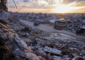 KEADAAN di Beit Lahia, utara Gaza yang dipenuhi serpihan runtuhan bangunan berikutan perang Israel selama lebih 15 bulan di wilayah itu.- AFP