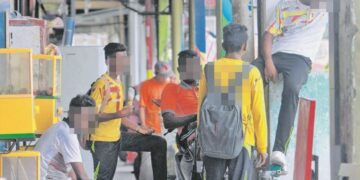 PENGARUH persekitaran sosial memainkan peranan penting  dan menjadi punca budaya ponteng sekolah.