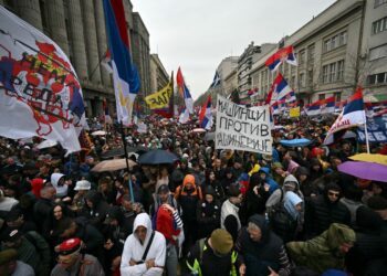 PENUNJUK perasaan mengangkat sepanduk dan bendera ketika menyertai protes terbesar gerakan anti-rasuah di Belgrade, Serbia.-AFP