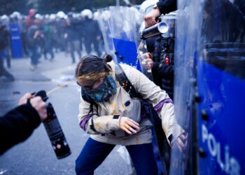 POLIS antirusuhan menggunakan semburan lada untuk menyuraikan penunjuk perasaan yang berkumpul semasa perhimpunan di Perbandaran Istanbul.-AFP