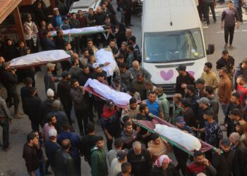 SATU demi satu jenazah mangsa yang terkorban dibawa keluar dari Hospital Al-Ahli Arab di Gaza City. – AFP