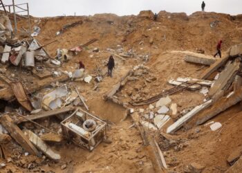PENDUDUK Palestin meninjau runtuhan bangunan akibat bedilan udara tentera Israel di Deir-el-Balah di tengah Semenanjung Gaza, kelmarin. – AFP