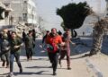 SEORANG lelaki berlari sambil mendukung kanak-kanak perempuan yang cedera akibat bedilan udara tentera Israel di Gaza City, Palestin. – AFP