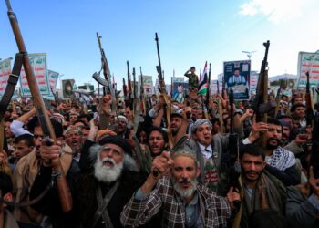 RAKYAT Yemen mengangkat senjata semasa demonstrasi yang dianjurkan oleh kumpulan Houthi di Sanaa, kelmarin. – AFP