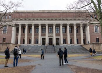 PELAJAR berkumpul di luar Perpustakaan Widener di kampus Universiti Harvard di Cambridge, Massachusetts. – AFP