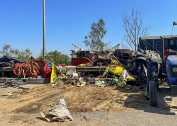 POLIS memusnahkan khemah menempatkan kumpulan petani mogok di kawasan Shambhu dan Khanauri berhampiran sempadan Haryana di Punjab.-AGENSI