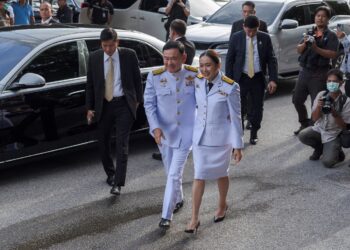 PAETONGTARN bersama bapanya, Thaksin Shinawatra. – AFP