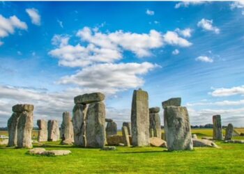 SAINTIS percaya Stonehenge dibina oleh penduduk Britain berkulit gelap.