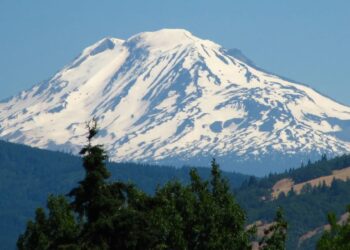 GUNUNG Adams biasanya hanya mengalami satu gempa bumi setiap dua hingga tiga tahun.- AGENSI