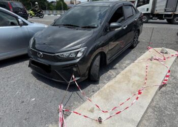 INSIDEN sebuah kenderaan yang tersangkut pada struktur besi di lokasi pemasangan sistem parkir pintar di Kangar telah dikenalpasti berpunca daripada tindakan vandalisme.-UTUSAN