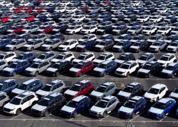 KERETA Subaru keluaran model baharu diletakkan di tempat penyimpanan di Auto Warehouse Co. di Richmond, California. – AFP