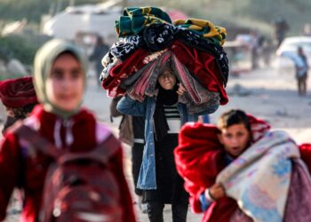 SEORANG gadis Palestin membawa timbunan selimut di kepalanya ketika melarikan diri dari Beit Hanun di utara Gaza, selepas Israel menyambung semula serangan di wilayah itu. – AFP