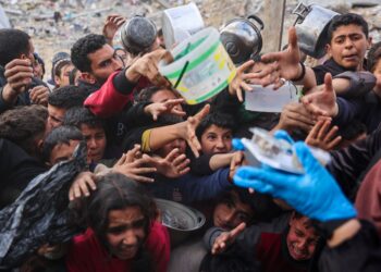 SEJUMLAH kanak-kanak Palestin berasak-asak untuk mendapatkan makanan disediakan agensi kemanusiaan di Beit Lahia di utara Semenanjung Gaza. - AFP