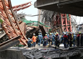 KEADAAN di lokasi kejadian selepas sebuah kren runtuh sehingga menyebabkan lima maut dan hampir 30 orang cedera di Bangkok, Thailand. – AFP