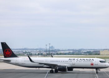 PERANG tarif perdagangan antara Amerika Syarikat dan Kanada menyebabkan tempahan tiket penerbangan antara kedua-dua negara merosot. – AFP
