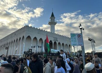 RATUSAN umat Islam berkumpul di Masjid Lakemba di New South Wales di Sydney, Australia.-AGENSI