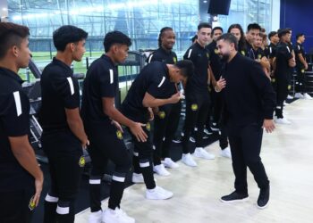 TMJ bertemu pemain dan staff kejurulatihan Harimau Malaya di Pusat Latihan JDT di Padang Seri Gelam, Semalam