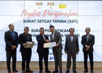 ALEXANDER Nanta Linggi (tiga, kiri) ketika menyerahkan enam Surat Setuju Terima (SST) bagi projek jalan raya dan jambatan pada Majlis Penyerahan SST dan Surat Pelantikan Pegawai Penguasa Projek, hari ini. - FACEBOOK ALEXANDER NANTA LINGGI