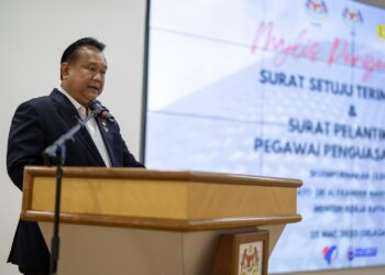 ALEXANDER Nanta Linggi ketika berucap pada Majlis Penyerahan Surat Setuju Terima (SST) dan Surat Pelantikan Pegawai Penguasa Projek di sini, hari ini. - FACEBOOK ALEXANDER NANTA LINGGI