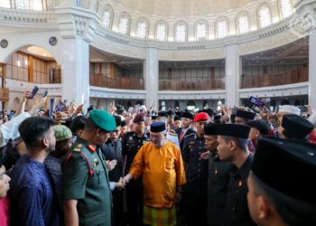 Yang di-Pertuan Agong, Sultan Ibrahim dan Raja Permaisuri Agong, Raja Zarith Sofiah berkenan berangkat menunaikan solat sunat Aidilfitri di Masjid Wilayah Persekutuan, pagi ini.