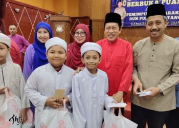 AHMAD Maslan (tiga dari kanan) bersama ahli puteri UMNO pada Majlis Berbuka Puasa DUN Pulai Sebatang di Dewan Jubli Intan Sultan Ibrahim, Pontian, petang semalam.