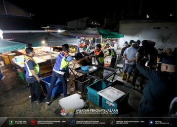 DBKL menyita enam premis perniagaan yang meletakkan barangan jualan di tempat awam dalam operasi penguatkuasaan di Pasar Harian Selayang. - FACEBOOK DBKL