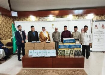 MESAAD Ibrahim Al Sulaim (tiga dari kiri) menyampaikan sebahagian daripada 25 tan kurma sumbangan Raja Salman Abdul Aziz kepada Malaysia sempena Ramadan.