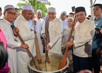 AHMAD Zahid Hamidi (tengah) mengacau bubur lambuk pada Majlis Pengisytiharan Keuntungan Boleh Agih Akhir Projek Peserta-Peserta Felcra Berhad Tahun 2024 di Kampung Kuala Akob, Hulu Terengganu hari ini. - UTUSAN/PUQTRA HAIRRY