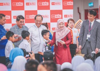 FADHLINA Sidek menyampaikan sumbangan hari raya kepada 320 pelajar sekolah rendah sekitar Putrajaya pada Majlis Penyerahan Bantuan Hari Raya di AEONBiG Alamanda. Putrajaya. Turut kelihatan, Hisamudin Yahaya (kiri) dan Pengarah Urusan AEONBiG Malaysia, Tsugutoshi Seko (kanan). – UTUSAN/FAIZ ALIF ZUBIR