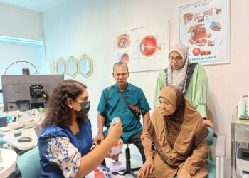 DR. K. Sangeeta memeriksa dan memberikan penerangan kepada Astiah sambil diperhatikan Mohd. Nor (tengah) di Hospital Columbia Asia, Seremban hari ini.-UTUSAN/NOR AINNA HAMZAH