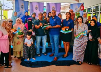 ANTARA sebahagian warga emas yang menerima sumbangan dalam CSR Ramadan oleh Provident  Banc Berhad baru-baru ini