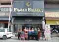 KEDAI Emas Hajjah Halijah meneruskan tradisi mengedarkan bubur lambuk seperti kelaziman pada setiap tahun sepanjang Ramadan di hadapan premisnya di Jalan Medan, Kangar, Perlis, semalam.- UTUSAN/IZLIZAN OTHMAN