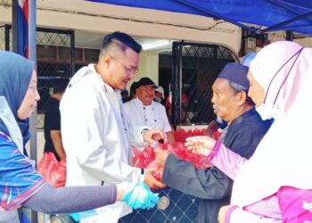 MOHD. Hairi mengagihkan sup tulang merah sempena Ramadan DUN Larkin di Dewan Jalan Utama, Kampung Melayu, Larkin, Johor, semalam. - UTUSAN