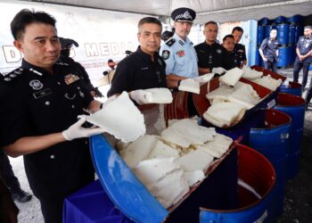Pemangku Pengarah Jabatan Siasatan Jenayah Narkotik Bukit Aman, DCP Mat Zani @ Mohd Salahuddin Che Ali menunjukkan dadah yang dirampas pada sidang media kejayaan Jabatan Siasatan Jenayah Narkotik (JSJN) Bukit Aman merampas dua buah kontena berisi 166 tong disyaki mengandungi dadah jenis methamphetamine bernilai RM 1.062 bilion di Pelabuhan Klang, Selangor. FOTO/AFIQ RAZALI