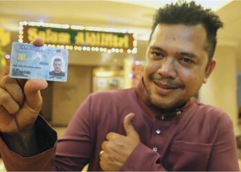 AIDIL Fitri Zainal Abidin menunjukkan kad pengenalannya ketika ditemui di Seremban, semalam. – UTUSAN/MOHD. SHAHJEHAN MAAMIN