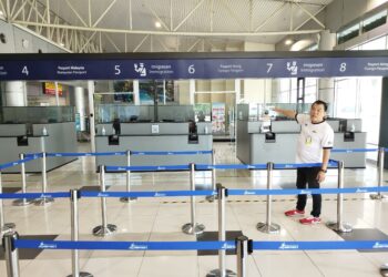 LOH Sze Yee menunjukkan kaunter Imigresen Lapangan Terbang Sultan Azlan Shah (LTSAS) yang dinaik taraf di Ipoh, Perak.-FADZIL ZAINOL