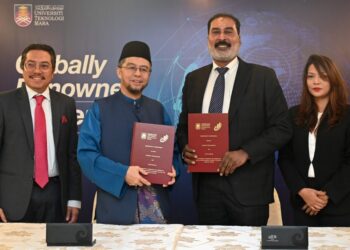 SHAHRIN Sahib @ Sahibuddin (dua dari kiri) dan Anand Raja (dua dari kanan)menunjukkan dokumen MoU yang ditandatangani kedua pihak pada Majlis Menandatangani MoU UiTM dan Tektra di Shah Alam, Selangor. 
– UTUSAN/ABDUL RAZAK IDRIS