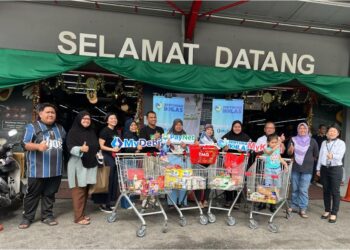 PENERIMA manfaat B40 yang terpilih daripada dana Sentuhan Ikhlas membeli barangan keperluan di pasar
raya di Batu Caves, Selangor.