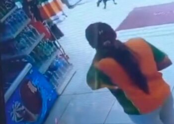 RAKAMAN seorang pekerja sebuah kedai serbaneka menyimbah anjing dengan air panas di Ipoh yang tular di media sosial. - UTUSAN