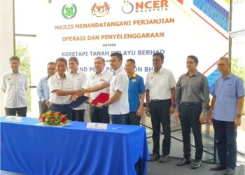 ANTHONY Loke Siew Fook (tengah) menyaksikan pertukaran dokumen  Perjanjian Operasi dan Penyelenggaraan Antara KTMB dan IPPSB di IBC CVIA, Padang Besar, Perlis semalam.-UTUSAN/ASYRAF MUHAMMAD