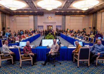 ANWAR Ibrahim mempengerusikan Majlis Kewangan Negara di Putrajaya.-FB ANWAR IBRAHIM