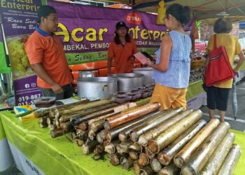 PENIAGA lemang ketika ditemui di Pasar Tani Seksyen 17, Petaling Jaya. – UTUSAN/NUR EZZATUL HUSNA ZAINATUL RAHMAN
